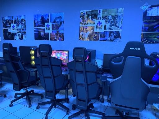 Vier Recaro Gaming Stühle sind von der Rückansicht in einem Showroom in Valence zu sehen.