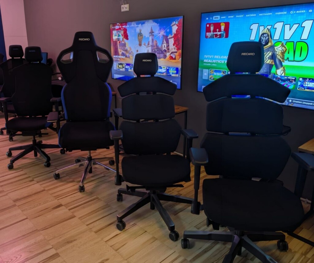 fuenf recaro gaming sitze vor zwei großen led bildschirmen im gaming room in schladming.
